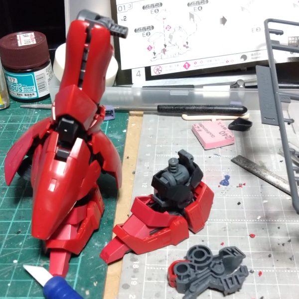 パーフェクトジオング完成してから何をしようかと考えすでにHGからフィギュアライズに移行してきた美プラのストックからチナッガイの制作を少しやりました。最近のフィギュアライズに押されてあまり見なくなってきたのでそろそろ制作しようかと思って始めました。しかし既にイメージあって少し改造しましたが、そろそろ部品数の多い積みプラ崩しもやっていかなきゃと、ずっと棚の上のRGサザビー。いつか作ろうと復帰当初は皆さんのカッコイイ作品に刺激を受け何とか手に入れたサザビーでしたが美プラの改造やディティールアップの勉強などに夢中になりずっと手付かずで蓋を開けては閉めてました。あれだけ欲しくてキャンディ塗装なんかも当初は憧れてましたが今回既に制作しながら筆塗りしてます。どっちが先に完成となるか？しかし明日からまた久しぶりに出張になるので週末モデラーとなりそうです。（1枚目）
