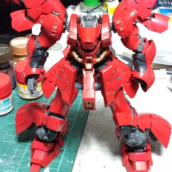 週末にサザビーはここまでやりました。後で筆入れして仕上げるつもりでしたが既にカッコイイのでこの感じのままの仕上げか悩みどころです。そして現在出張先ですが積みプラ減らす為にこんなの持ち込んでやり始めましたがパーツ細かすぎて頭組み立てて疲れてしまいました。 （1枚目）