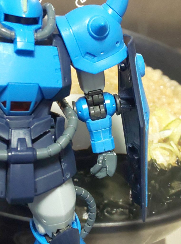 シールド接続部が長かく感じたので詰めています。手はビルダーズハンドです。