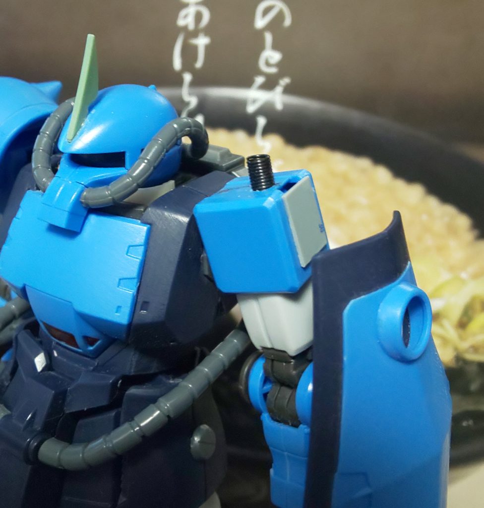 肩アーマーの接続方法を変更しています。よりボディ側に寄る様に。あと、角は破損したので、ザクから流用していますね(苦笑)