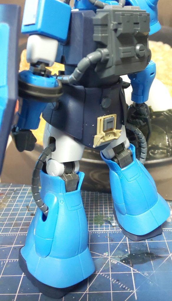 尻?にスケールモデルジャンクからパーツ流用してナンチャッテ装飾。オリジンシリーズの定番工作で、膝の可動域も若干広げています。