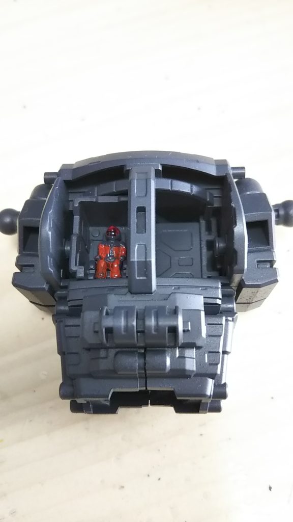 このキットにはギャビーハザード中佐がついています(ジオンの茶色担当💦)次回青担当のロバートギリアム塗装予定💦