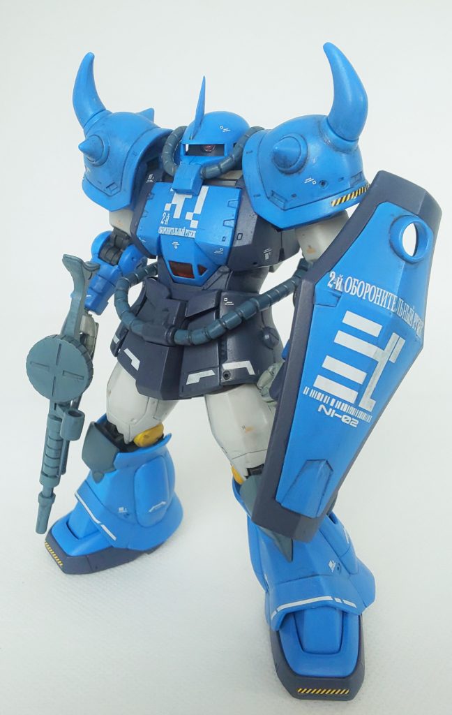 グフって思ったより大きいんですよねぇ。肩幅とか。その辺を弄っています。あと、デカール遊びが楽しかったです(笑)