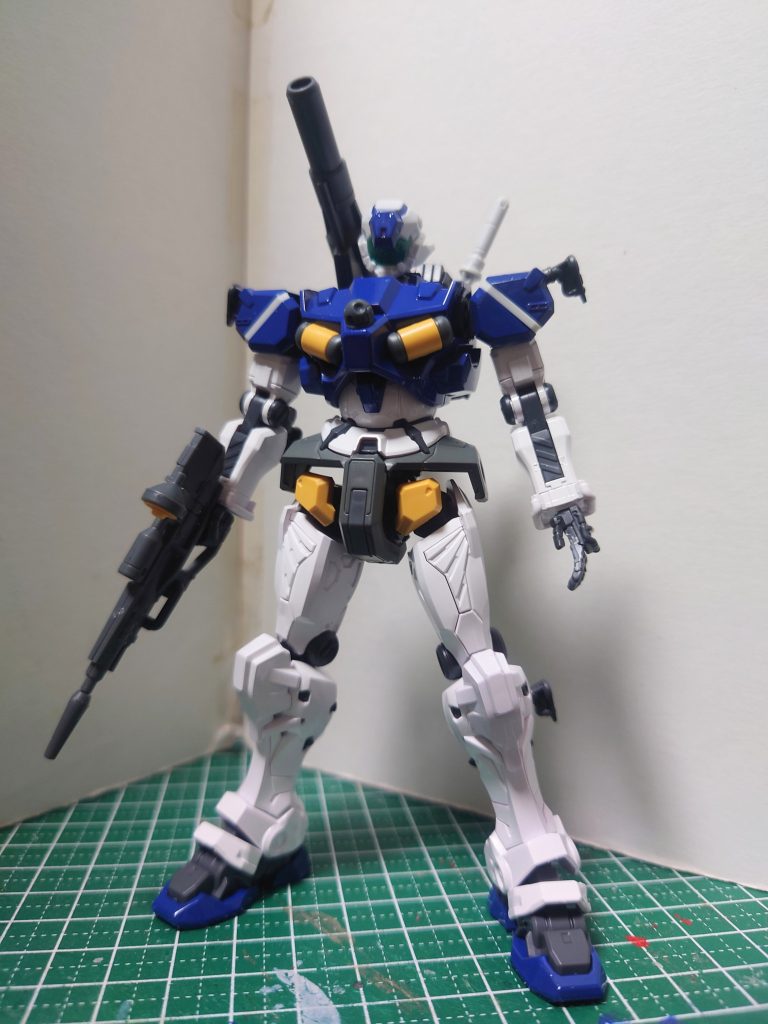 最新キットなので本体は全くいじるところがありません…というか下手に手を出せないスゴい構造です。さっさと基本塗装をしてしまいましょう。モチーフはガンダム4号機というよりジム・キャノン空間突撃仕様のブルーverです…が、あれ?なんかドジャースの選手っぽい(笑)。