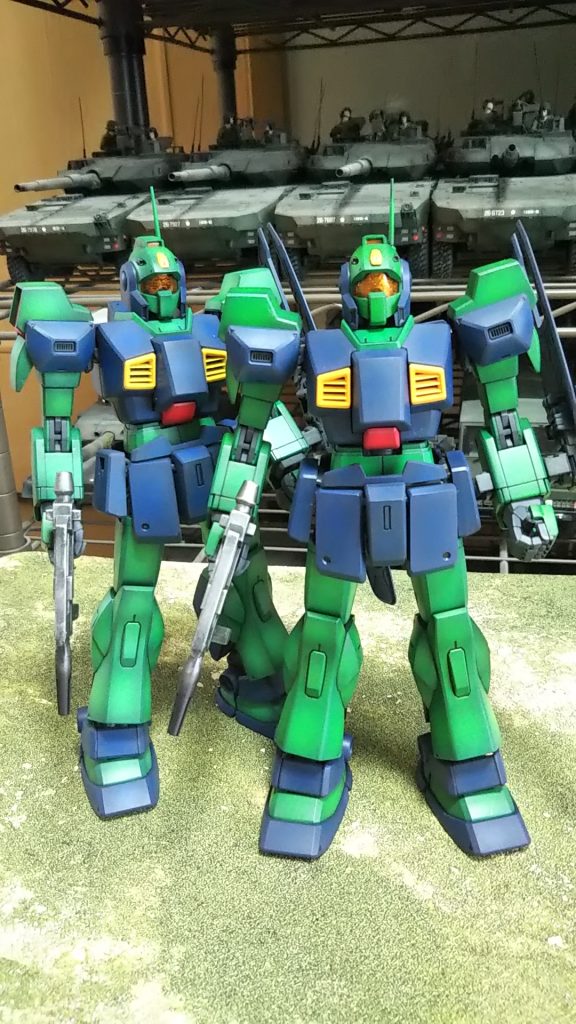 先日再塗装した、1機目と