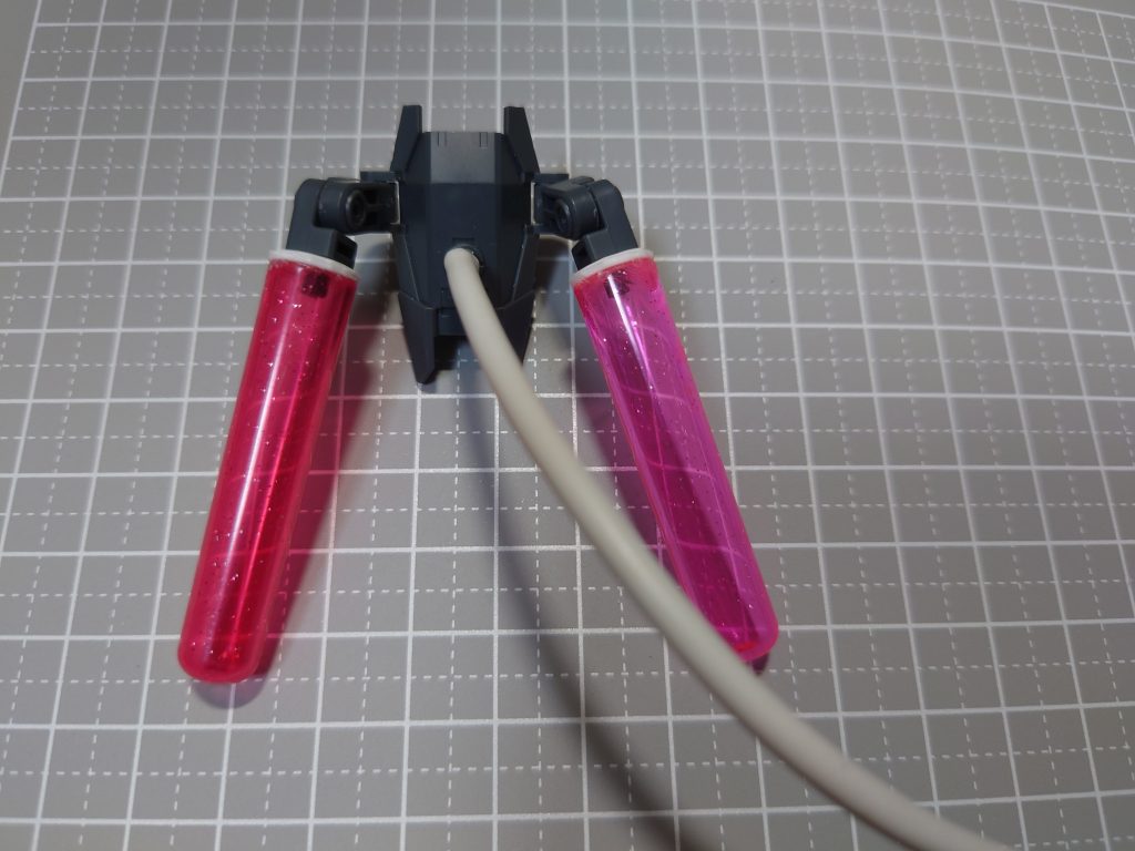 エネルギー供給をするテールユニット、タンクのような円柱部分は鉛筆キャップエネルギーケーブルは端子がダメになったスマホ充電ケーブルを切断し、中に入っているさらに細かいケーブルを抜いて使用しています。これは白のケーブルですが、この後、黒のケーブルが出て来たのでそっちを使っています。どちらも100均のアイテムですね。このテールユニット、そしてライフル共に追加パーツはガンプラバトルアームアームズ、30MMフルアーマーアルトのパーツを使用してそれっぽくでっち上げております。