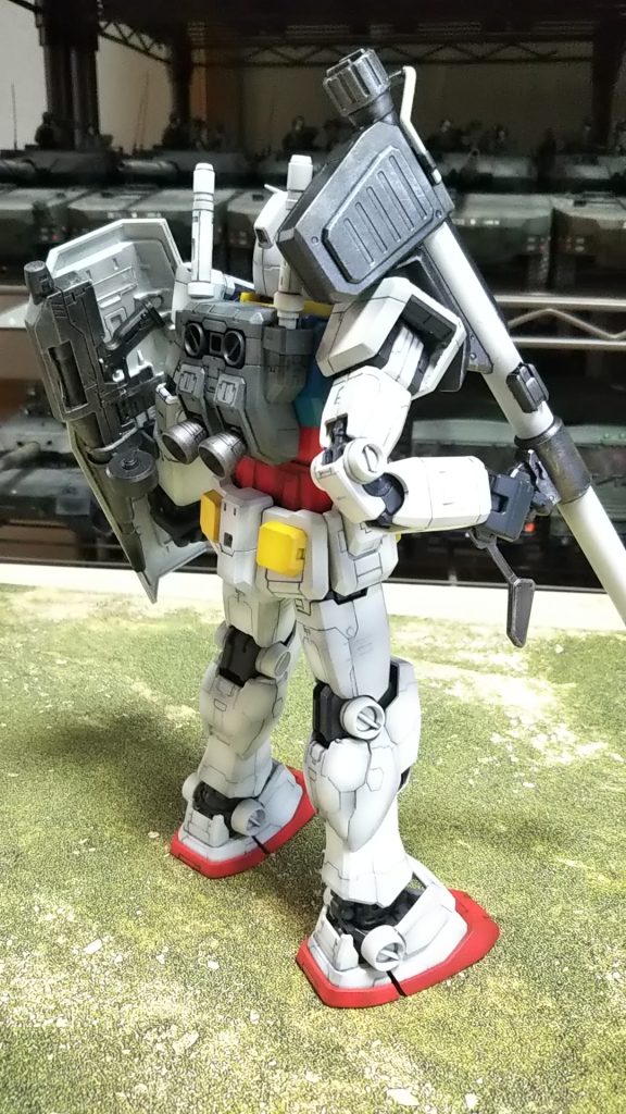 斜めうしろ💦バズーカーは旧ver1.0仕様なのでマスキングとかして塗り分けしてまして💦