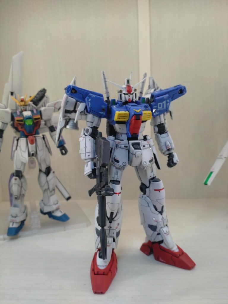 店の展示スペース減ってきたし自室の展示スペースにて折れた肩ピンがブラブラしてるので縦持たせずに引っかかった状態で展示💦まぁ見ただけでは(・∀・)ワカランケドなんか他のパーツ紛失した時についでに部品取り寄せするか…アドバンスドMSジョイントじゃなくABSの方が折れたか