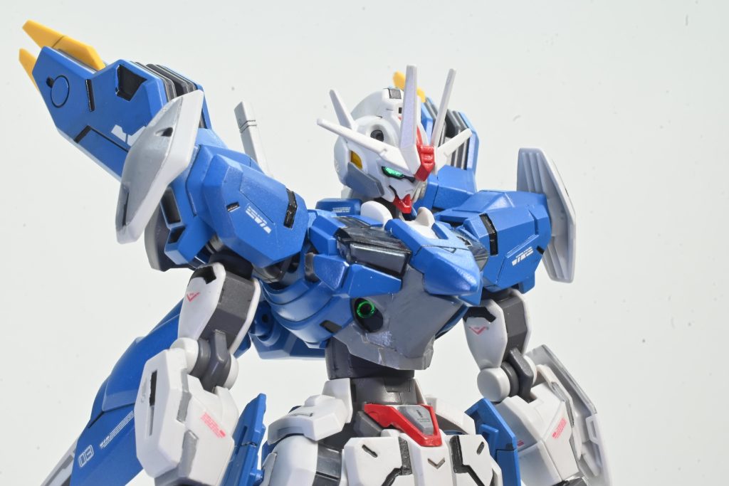 胸部分はパテで造形したのですが、ヤスリ掛けが甘いですね。。これは反省。