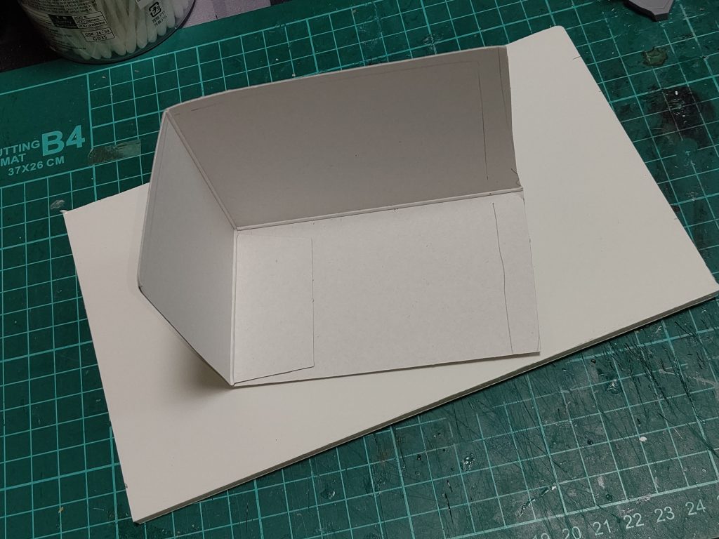 プラモデル内箱の角切り取って背景描いてます。地球に優しい、