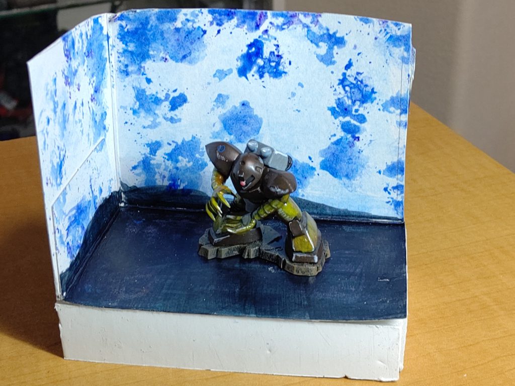 薄めた絵の具をスポンジポンポンでこんな背景カンタンにできますよトリプルドムのスローモーションシーンとか明日の◯ョーでもこういう背景あったと思います。昔のアニメでよくある止め絵の背景は板状にした海藻「板フノリ」でマスキングして描いていたとか。最近はさすがにデジタルでしょうけどジークアクスでもオマージュで多様して一気に当時ものアニメの雰囲気がてますね。