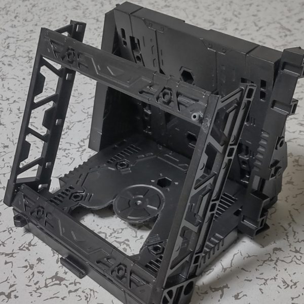　手軽に完成させられそうなスペリオルディファイン、武者精太製作。周辺物色々つくって、本体は腰部のみボールジョイント可動追加。　100均連結ディスプレイベースなどを使って額縁付きスタンドも製作。奥行きのある見せ方や拡張性についてずっと考えていたら、言うほど手軽でもない作業量になってしまった(gundam-kao5)（3枚目）