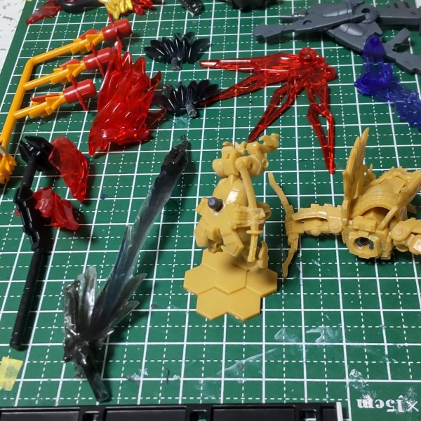 　手軽に完成させられそうなスペリオルディファイン、武者精太製作。周辺物色々つくって、本体は腰部のみボールジョイント可動追加。　100均連結ディスプレイベースなどを使って額縁付きスタンドも製作。奥行きのある見せ方や拡張性についてずっと考えていたら、言うほど手軽でもない作業量になってしまった(gundam-kao5)（1枚目）