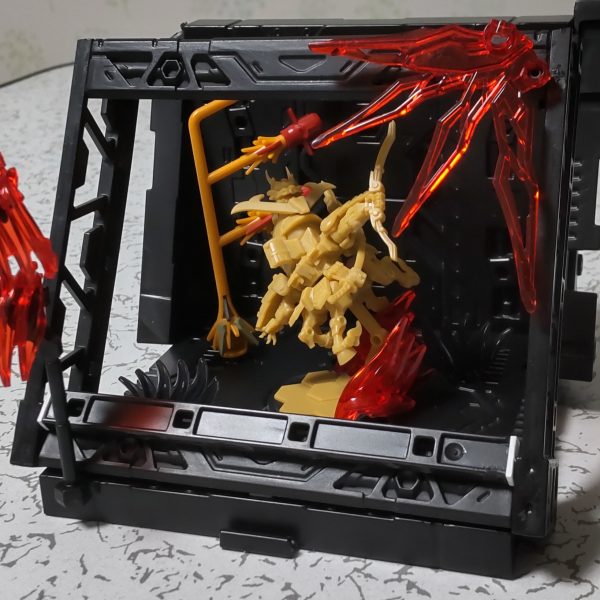 　手軽に完成させられそうなスペリオルディファイン、武者精太製作。周辺物色々つくって、本体は腰部のみボールジョイント可動追加。　100均連結ディスプレイベースなどを使って額縁付きスタンドも製作。奥行きのある見せ方や拡張性についてずっと考えていたら、言うほど手軽でもない作業量になってしまった(gundam-kao5)（4枚目）