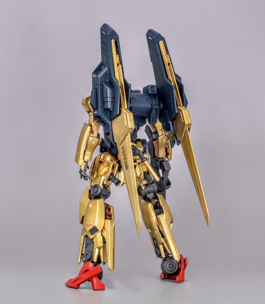 部分的なムーバブルフレームの採用と徹底的な軽量化で高い運動性を実現しています背面のウイングバインダーはスラスター内蔵型で大気圏内でも高い機動力を発揮できる設定です