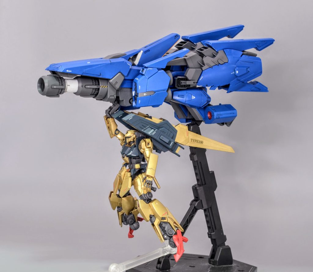 メガバズの脚部を変形させた巡航モードです