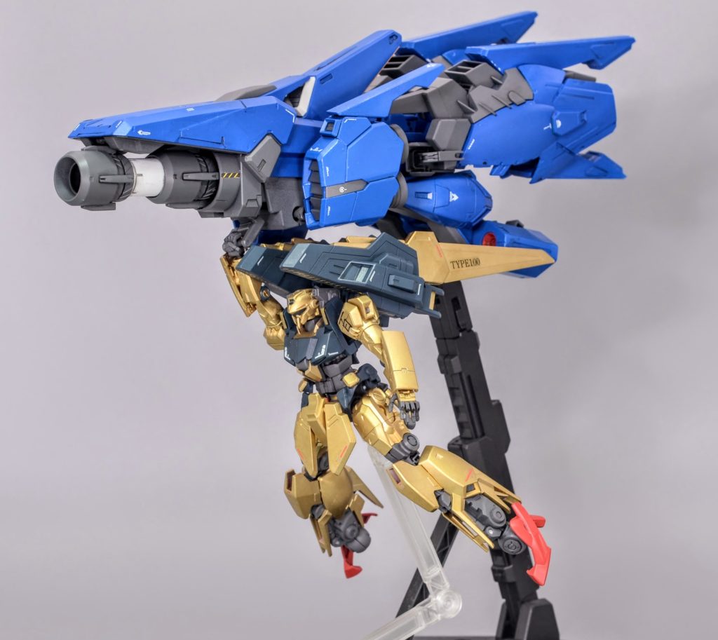 本体下部のグリップを把持して百式を牽引することが可能です