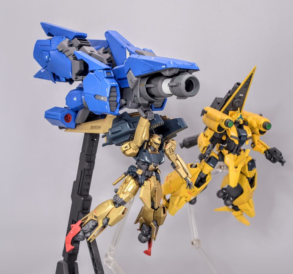 もともとメガバズは各部のスラスターで航行ができる設定なので、今回はMSの推力を強化する大型ブースターとしての側面を強めてみました