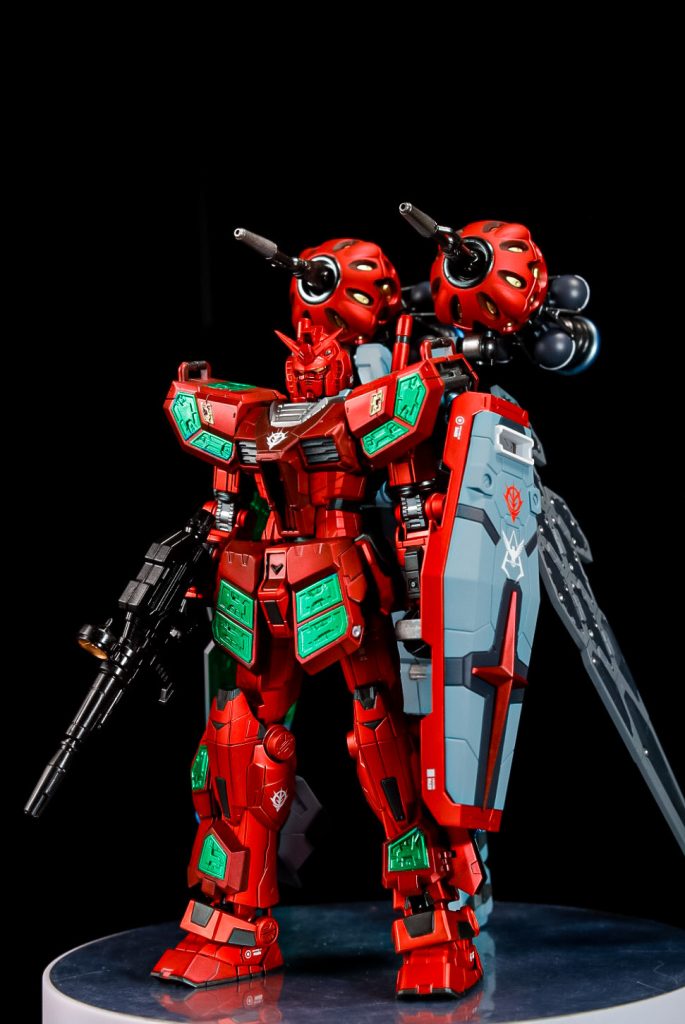 青いシールを貼る所は全てメタリックグリーンのキャンディ塗装にしてまるでサイコフレームが光っているかのごとく表現してみました。