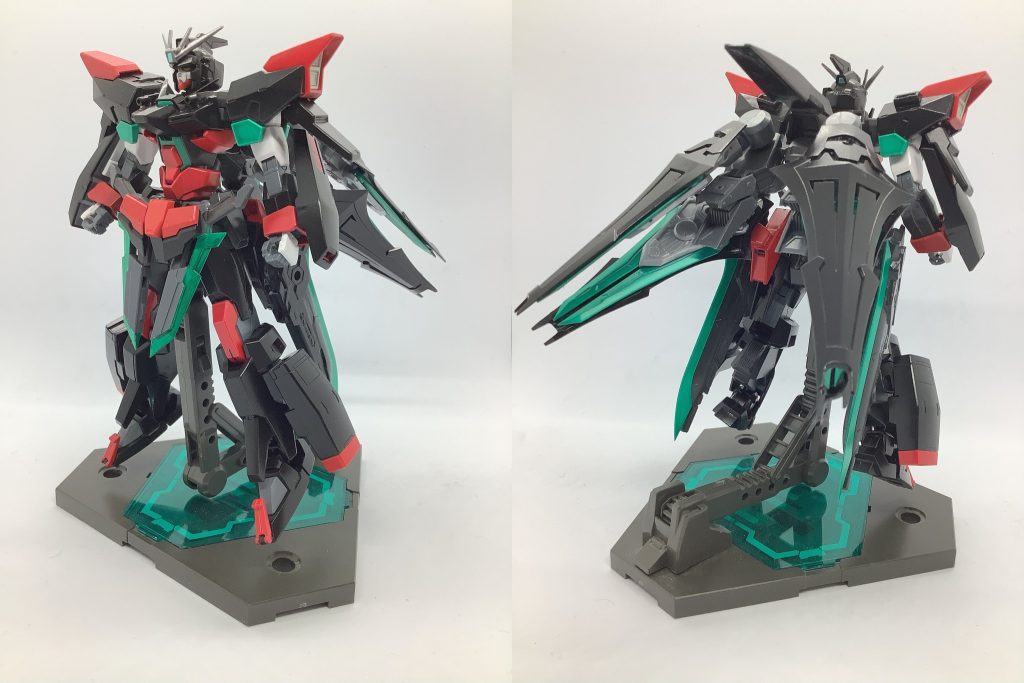 フロント／リアビュー頭部にバルカン、胸部にマシンキャノン、クラビカルアンテナを備える。