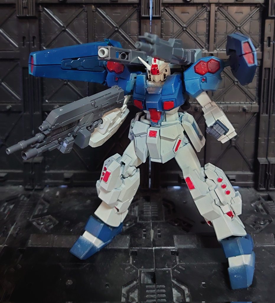 顔は顎を削りマスク状に変更 