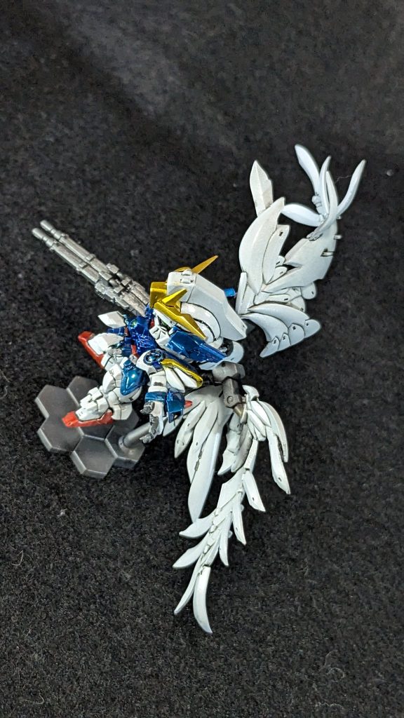 他はゴールド下地にクリアレッド、クリアイエロー、クリアブルーを吹きました。胸の部分だけはメタリックブルーにクリアブルーです。