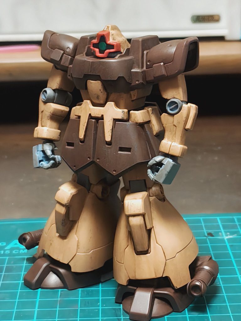 所感としては、部分的には上手くいった部分はありますが、全体的にはあまり……といった感じです。初挑戦であるなら当然ではありますが、色々と反省点の多い結果になりました。チッピングで塗料がべったり付いてしまった部分とか、ウォッシングはうすめ液使わないと濃すぎるとか、全体でウェザリングカラーを統一しようとせずに色の濃い部分は明るいウェザリングカラーを使うべきとか、筆が届かなくて明らかに浮いている手の内側とか……