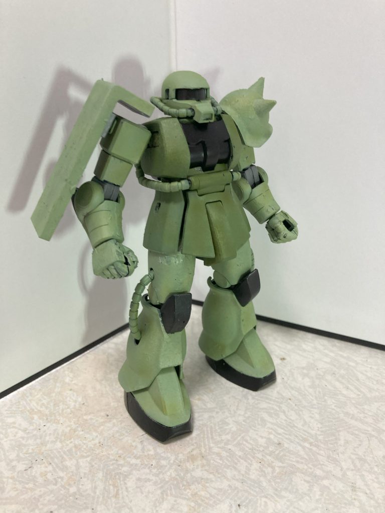 壊す前の姿。ジオラマ用の前提だったので、モノアイはシール貼ってません。キットとしてはエコプラザク。
