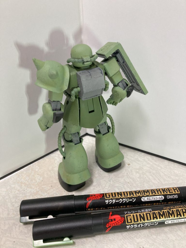 背面。塗装はガンダムマーカーエアブラシで行いました。下地にポリパテを薄く延ばして塗って、鋳造表現の実験も兼ねてるので、割と表面ガサガサです。