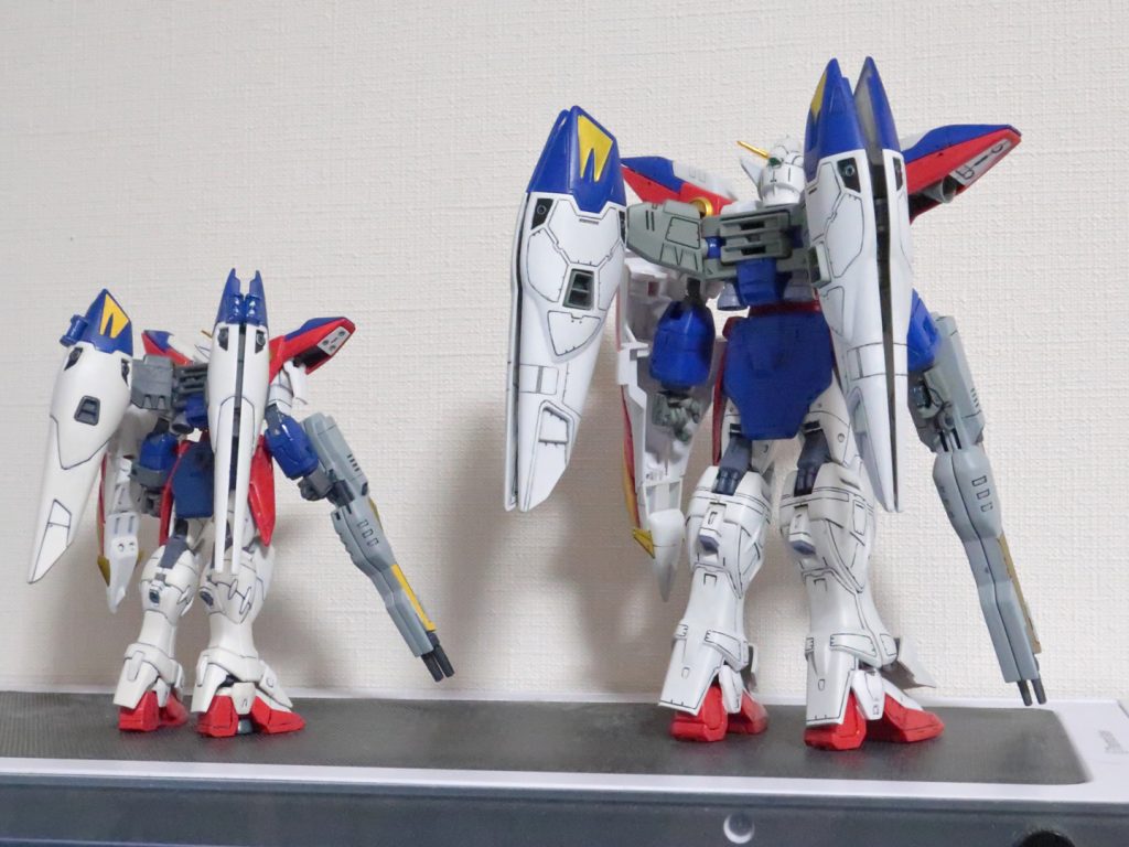 背面。バックパック周りはこだわって設定画や後期OP完成版冒頭の「SO FARAWAY…」でバーニア点火するカットに従いポリキャップ部もブルーに塗装しています。アクリジョンをプライマー代わりにポリキャップに塗りましたがその塗膜は盤石で良い下地になってくれました。ちなみに使用した色は何色でもよかったのでクリアオレンジを使いました。