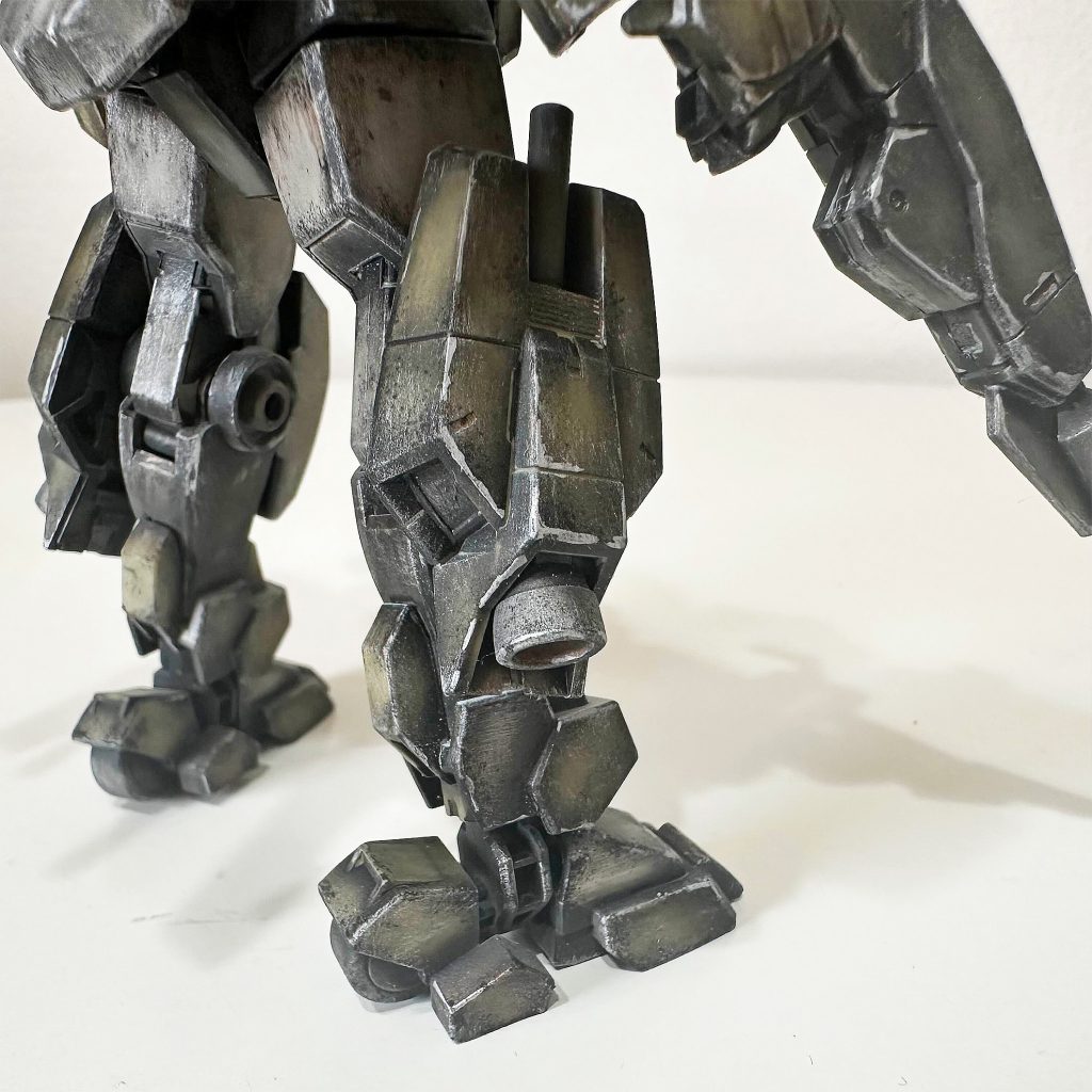 右足は、とくにドライブラシとオイル垂れの表現が気に入っています .ᐟミスターホビーマーカーをエッジに乗せているのですが、これはちょっぴりやりすぎたかな… と反省しています ⍨⃝