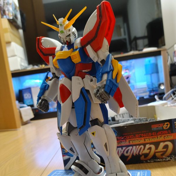腹部関節追加完了です。やっぱりポーズがきまるので良い感じになりますね(^-^)足首の関節追加もある程度完了（左足）です。RGを参考にしています。HG-EXは元々のプロポーションが好きなので手足・腰の延長はあまりしない方向で調整、足首関節は5mm前にずらしてデカ足の調整しています。次は股関節・腕組みの調整に入ります(^-^)（1枚目）