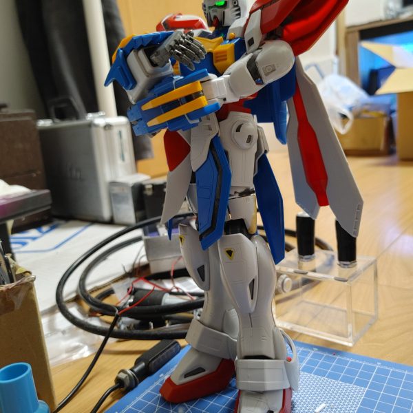 腕と肩の関節追加が大体終わりました。腕組みポーズ再現は中々厳しいですね(^^;)もう少し調整したら細かい外観の追加して行きます(^_^)頭にLED仕込んで光らせてみました。色々昔は無かったことが出来るのも良いですね(^-^)（2枚目）