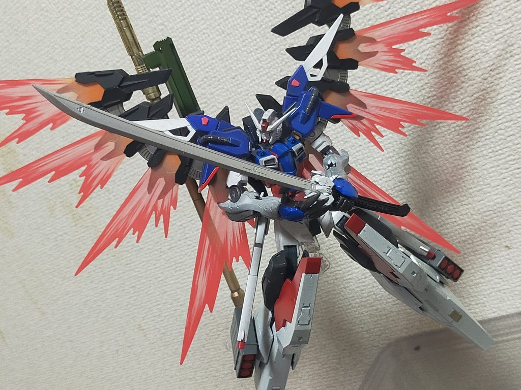 「 分身はこうやるんだー!」以下、機体設定。 ファウンデーション事変後、戦地からブラックナイトスコードカルラのパーツを回収。オーブによって保管された。ゼウスシルエットの小型化プランが提案された。大破したイモータルジャスティスに組み込まれる。一対多数を相手にした想定とし、フツノミタマの発展させた実体剣である「 マサムネ」を装備する。「 運命の反逆」としてリベリオンを冠させた。パイロットにシン・アスカを想定している。