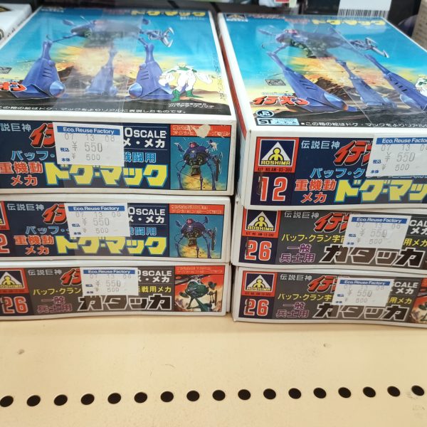 こんな光景に出くわすと、悩みます（笑）「キミは買わずに帰れるか？！」って、永井一郎節が脳内を横切ります。子供の頃なら絶対買わないヤツらが今逆に気になります😭なんだかんだで、この中で創ってないものの方が少ない子供の頃の抱き合わせ販売にハメられた自分に哀愁デートです。とはいえ、子供の頃のイメージでは、箱絵と中身は違うという掟を想い出す！グフの改良型？？がダマシ要素満点だわ結局アレ買いました。秘密です（笑）それより、イデオン軍団がヤバ感半端無かったです。コレはどうした？さすがの猿飛で、この写真だけだとアレなんで、13.7話かも知れない写真付けます。でも多分ボツ（笑）（2枚目）