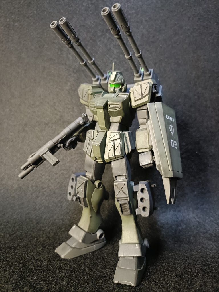 ジムコマンドベースの改造機という設定で、火力も装甲も欲張った実験機に。重装化により出力の落ちた分、ビーム兵装が使えない為、実体弾のみの兵装になってます。寒冷地ジムをベースにジャンクパーツでデコレートして、コマンド系の気になる胴延長と肩アーマー位置上ずらしを行ってます。特徴的な連装砲は、ボールから略奪しましたw