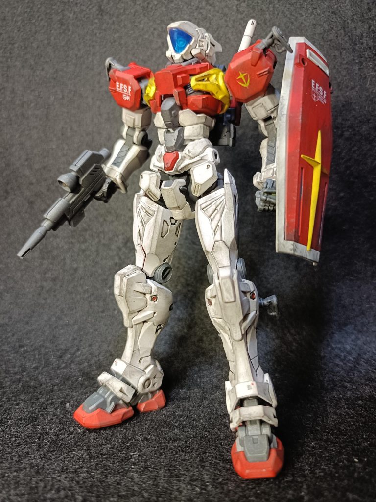 赤いガンダムをベースに３０ＭＭの頭を乗せてます。腕部と脚部は軽キャノンから、こちらの方が太いんですよね。配色をＧＭっぽくしてます。シールドやビームガンもジャンクパーツからです。
