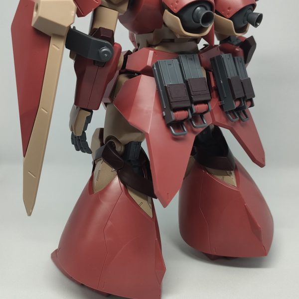 お昼くらいから組み始め先ほどパチ組み状態ですが完成しました。とりあえずクスィー用に用意して採用しなかった水転写デカールがありますので、今回それを使おうかと思います。ウェザリングも少し入れたいと考えてますが今日はここまでにしておきたいと思います。さすが第5世代MS完成するとまあまあ大きい機体ですね。（3枚目）