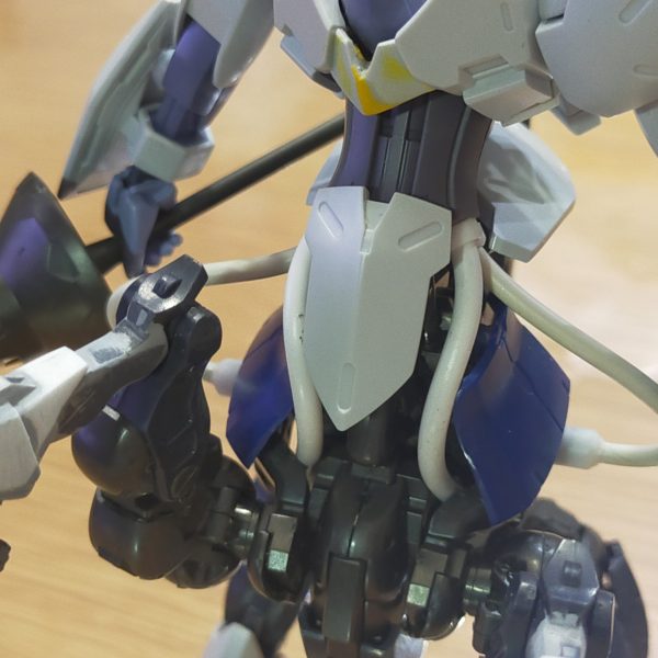 不遇機ミカエリスとジークスプリンガーをミキシング“ミオリネだけのプリンス（王子様）になりたかったシャディク“をイメージして作成ランスを持たせたい都合、腕を左右入れ替えジークスプリンガー（ 馬）の首とミカエリスの腹部を繋いでケンタウルスにしているそのままだと下半身が華奢だったので、ジャンクパーツやコード類を足してバランスを取っている（6枚目）