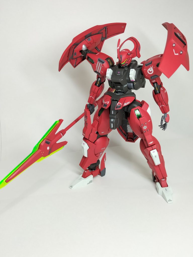 パチ組ですが、グレー、シルバー、ゴールドのマーカーで部分塗装しました✨専用デカールとつや消しトップコートでフィニッシュです(gundam-kao6)