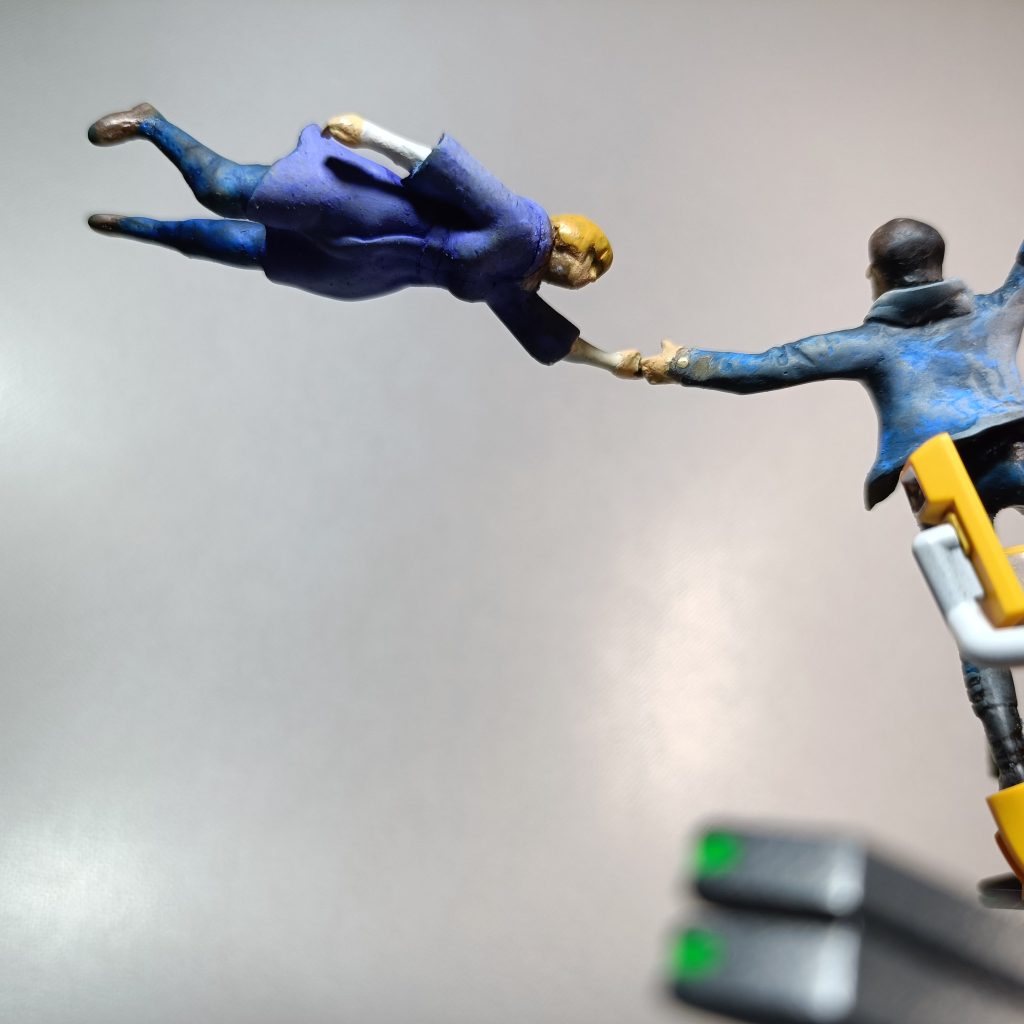 オードリーはオブソリート（エグゾスーツ）の汎用女性パイロットが手元に余っていたのでこちらも切ったりパテ使ったりしてポーズ変更し、服はエポパテをうどん生地みたいに伸ばして着せました。