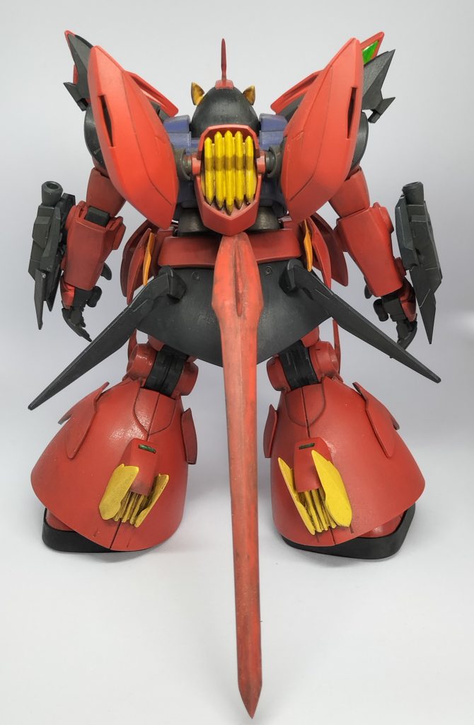 とまあ、それっぽい設定を書きましたが、製作のきっかけは、息子の1歳記念にまたなんか作ろうと思い、手元にあったHGUCドムを息子専用機にしたろ!と考えたためです。そこから約1年ほったらかしにしてしまい、息子は2歳になりました。流石に完成させたいな〜と思って、某フリマで手に入れたジャンクのギラーガとゼイドラとミキシングさせることにしました。ヴェイガン機の曲線的なデザインはジオン系にもよく合う気がします。トップコートの際に思いっきりカブりまくったので、ウェザリングで誤魔化してます(汗)