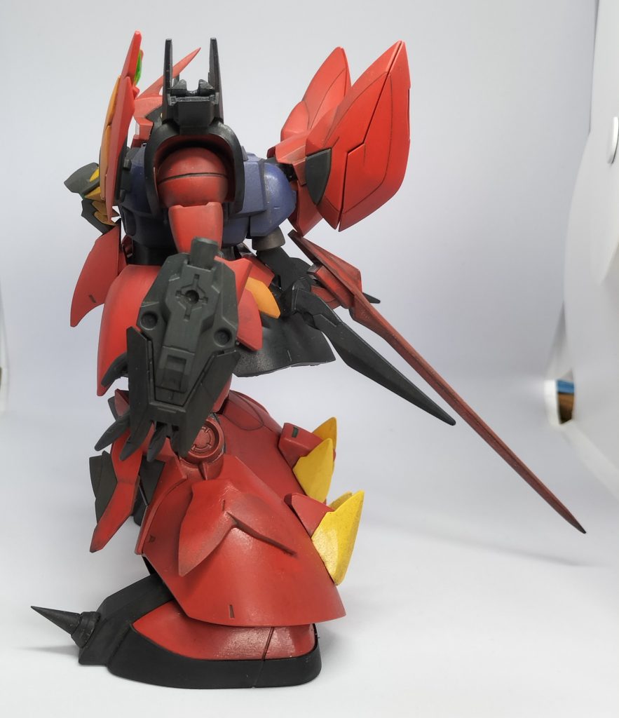 ゼイドラソードもあるので、奥行きも中々。もちろんハンドに装備もできる……のですが、塗料が染みちゃったのか、接続部がモロっと崩れたので、基本的に背面固定です。