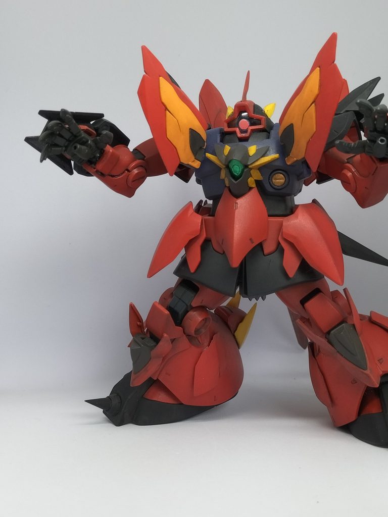 ハンドパーツは、最初は通常のヴェイガンハンドでしたが、なんとなくボリュームに欠ける気がしたので、ルプスレクスのものにジャンクパーツを真鍮線で接続してそれっぽくしました。左右非対称になったけど、デザイン的に違和感ないのでこれはこれで。