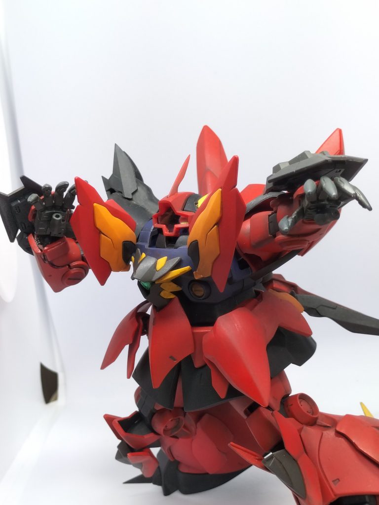 腕部に装備したシールドにはブースターが仕込まれており、いわゆる貫手を仕掛けるときに威力を発揮。ボディを貫いてさらにビームバルカンをぶち込むスタイル。