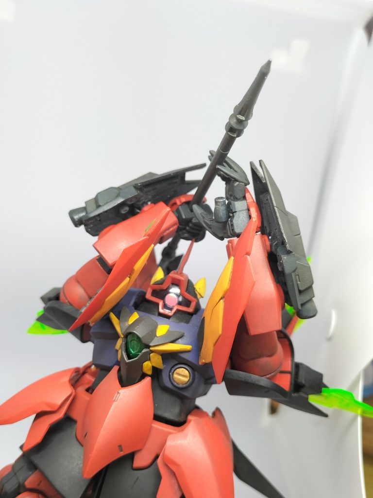 胸のアーマーは傾けることができるほか前に動くので、腕を振り上げたり前に出す際にも邪魔になりません。このあたりは、SMPのグレートファイバードを参考にしました。