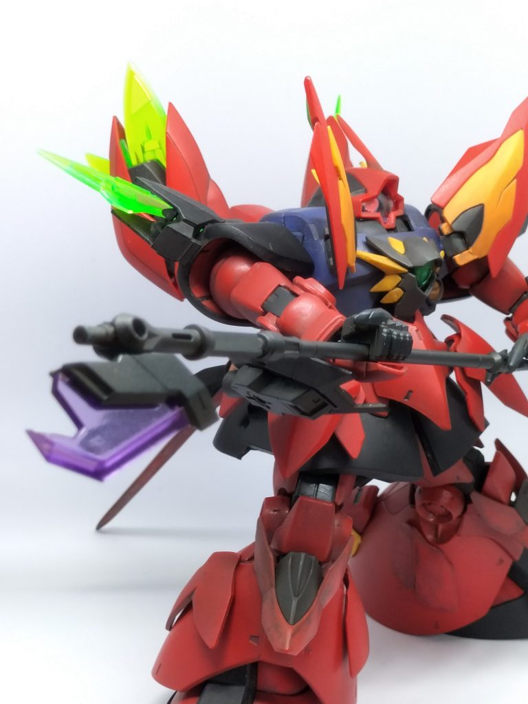 ハルバードを両手で構えて。最初はビームバズーカをそのまま持たせようかとも思いましたが、ヴェイガン機っぽくないので止めました。結果、ギラーガ寄りの接近戦強化機体となっています。