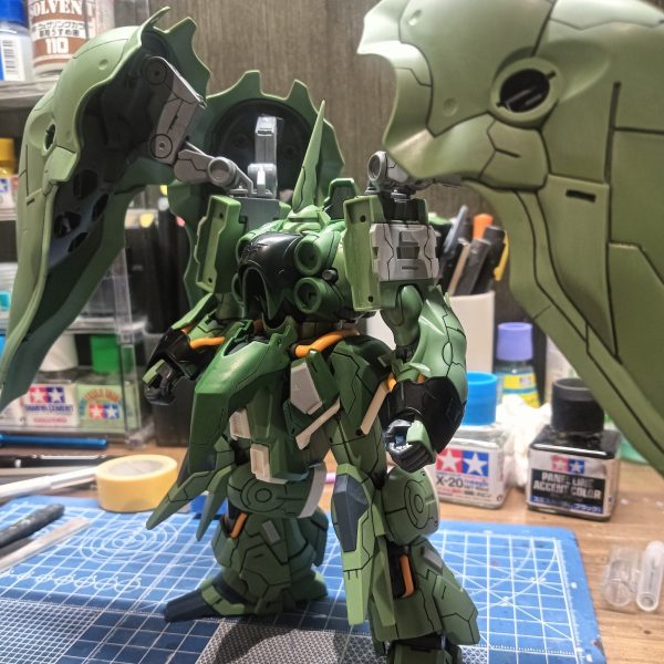 クシャトリヤ制作中です、やっと地獄のスジ彫り終了しました(gundam-kao9)バインダーは1つディテール増やしたら✕4枚なので大変でした、塗装頑張って行きます‼️（1枚目）