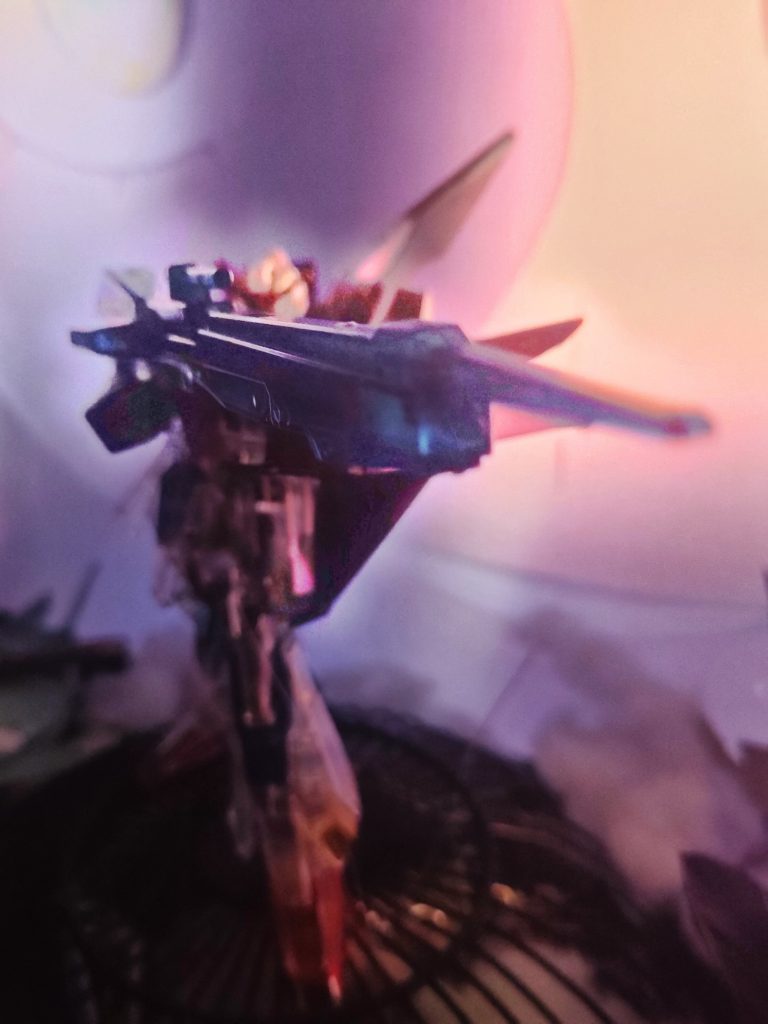 ギュイーン!!シロッコ「 出力30%!!」カミーユ「 シロッコ!!!」エイコ「!、、出てきた!あの嫌な オブジェクト!」 「 堕としてやる!!!」カミーユ「近づくな!! 」「 近づいちゃダメだ!ヤツの罠だ!」「飲み込まれるぞ! 」エイコ「 このボタンで堕ちないヤツはイナイ!!」カミーユ「もう辞めるんだ! 」 「ロザミー!! 」エイコ「 ??!えっ?」カミーユ「君は、 普通のおんなの子に帰れるんだ!!ロザミア・バダム!」シロッコ「 もう、遅い!」