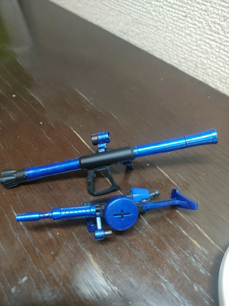 武器もお揃いのカラーリングで